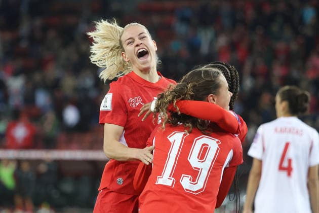 Frauen Schweiz - Tuerkei Torjubel Nadine Riesen - Iman Beney (Schweiz) 14.04.2026 Stadion Letzigrund Zuerich, SCHWEIZ, Saison 2025 2026 Frauen Fussball Nationalmannschaft WM Qualifikation Schweiz - Tuerkei Torjubel Nadine Riesen - Iman Beney (Schweiz) nach dem Treffer zum 2:1