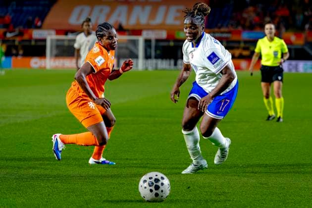 BREDA - Netherlands player Lineth Beerensteyn, France player Sandy Baltimore during the European qualifying match between the Netherlands and France at Rat Verlegh Stadium on April 14 in Breda, the Netherlands. (Photo by DeFodi Images) -