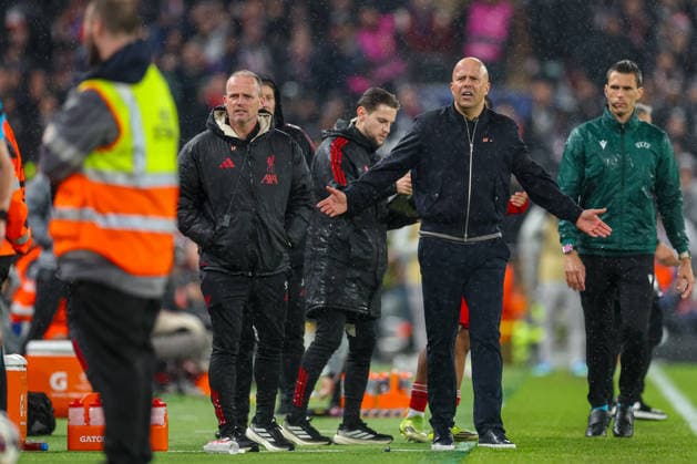 Football - UEFA Champions League - Quarter-Final - 2nd Leg - Liverpool FC v Paris Saint-Germain FC LIVERPOOL, ENGLAND - Tuesday, April 14, 2026: Liverpool s head coach Arne Slot (R) and first assistant coach Sipke Hulshoff react to VAR sending referee Maurizio Mariani to the monitor for a penalty check during the UEFA Champions League Quarter-Final 2nd Leg match between Liverpool FC and Paris Saint-Germain FC at Anfield. (Photo by David Rawcliffe Propaganda) LIVERPOOL Anfield MERSEYSIDE ENGLAND  Copyright: xDavidxRawcliffex P2026-04-14-Liverpool_PSG-94