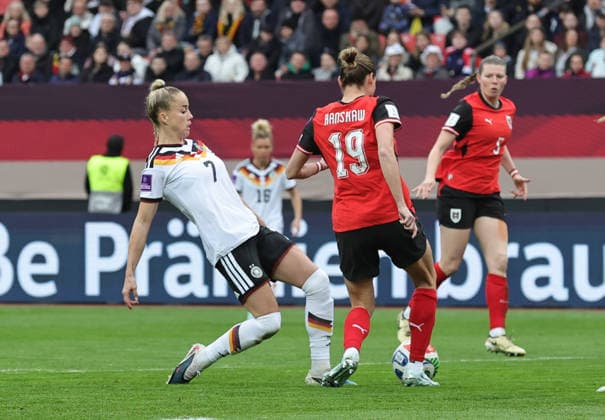 14.04.2026 - Fussball Frauenfussball - Länderspiel - WM-Qualifikationsspiel Qualikfikation Qualifikationsspiel zur Weltmeisterschaft 2027 - Deutschland gg Österreich - Sportfoto Zink DaMa - xdaxmax - Giulia Gwinn (7, Deutschland ) Verena Hanshaw (19, Österreich )