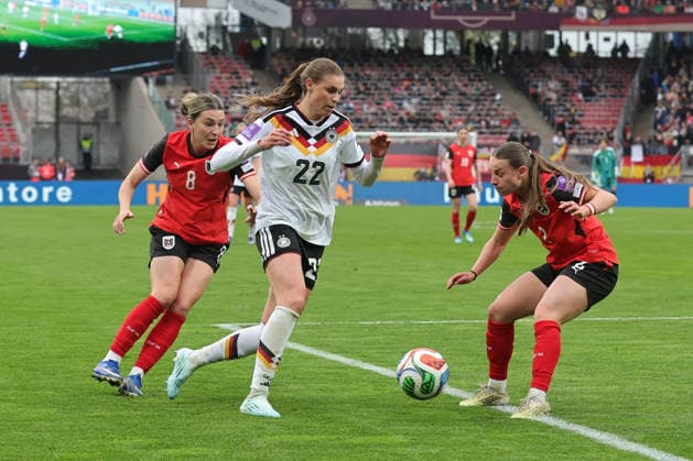 14.04.2026 - Fussball Frauenfussball - Länderspiel - WM-Qualifikationsspiel Qualikfikation Qualifikationsspiel zur Weltmeisterschaft 2027 - Deutschland gg Österreich - Sportfoto Zink DaMa - xdaxmax - Barbara Dunst (8, Österreich ) Jule Brand (22, Deutschland ) Chiara Anna D Angelo D Angelo (2, Österreich )