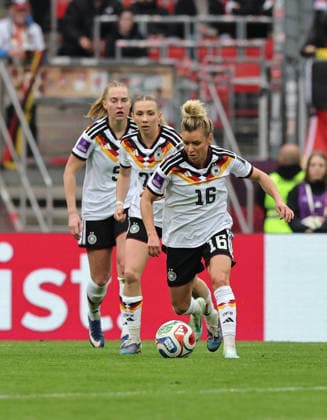 14.04.2026 - Fussball Frauenfussball - Länderspiel - WM-Qualifikationsspiel Qualikfikation Qualifikationsspiel zur Weltmeisterschaft 2027 - Deutschland gg Österreich - Sportfoto Zink DaMa - xdaxmax - Janina Minge (5, Deutschland ) Elisa Senß Senss (20, Deutschland ) Linda Dallmann (16, Deutschland )