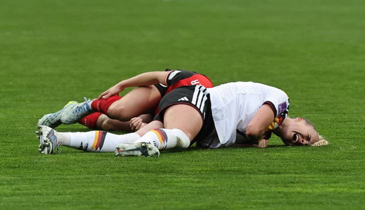 14.04.2026 - Fussball Frauenfussball - Länderspiel - WM-Qualifikationsspiel Qualikfikation Qualifikationsspiel zur Weltmeisterschaft 2027 - Deutschland gg Österreich - Sportfoto Zink DaMa - xdaxmax - Giulia Gwinn (7, Deutschland ) mit Schmerzen Verletzung verletzt am Boden nach Foul von Melanie Brunnthaler (7, Österreich )