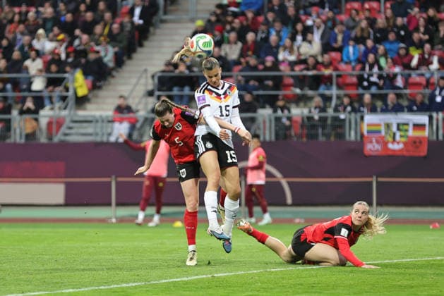 14.04.2026 - Fussball Frauenfussball - Länderspiel - WM-Qualifikationsspiel Qualikfikation Qualifikationsspiel zur Weltmeisterschaft 2027 - Deutschland gg Österreich - Sportfoto Zink DaMa - xdaxmax - Claudia Wenger (5, Österreich ) im Kopfballduell mit Selina Cerci (15, Deutschland )