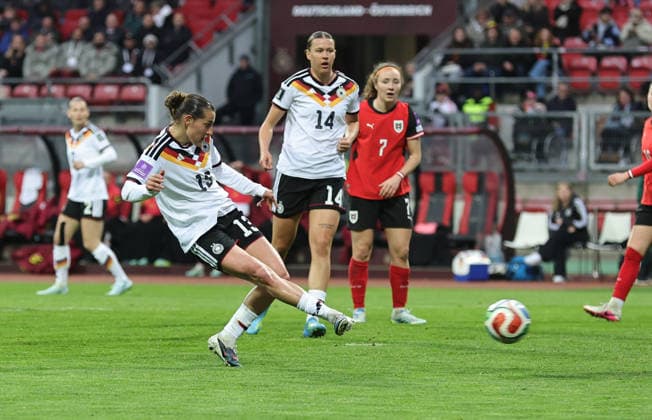 14.04.2026 - Fussball Frauenfussball - Länderspiel - WM-Qualifikationsspiel Qualikfikation Qualifikationsspiel zur Weltmeisterschaft 2027 - Deutschland gg Österreich - Sportfoto Zink DaMa - xdaxmax - Selina Cerci (15, Deutschland ) mit Torschuss