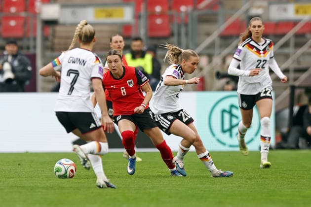 14.04.2026, xovx, Fußball Frauen WM-Qualifikation, Deutschland - Österreich v.l. Giulia Gwinn (Deutschland), Barbara Dunst (Österreich), Elisa Senß (Deutschland), Jule Brand (Deutschland) Nürnberg Max-Morlock-Stadion Bayern Deutschland (DE)