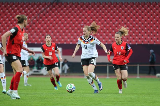 14.04.2026 Fußball Frauen 2025 2026 WM-Qualifikation Europa 3. Spieltag Deutschland - Österreich Max-Morlock-Stadion Nürnberg Sjoeke Nüsken (Deutschland, 9, weiß) ist vor Annabel Schasching (Österreich, 16, rot) am Ball. Nürnberg Bayern Deutschland