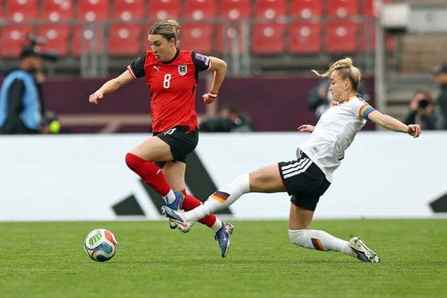 14.04.2026, xovx, Fußball Frauen WM-Qualifikation, Deutschland - Österreich v.l. Barbara Dunst (Österreich), Giulia Gwinn (Deutschland) Nürnberg Max-Morlock-Stadion Bayern Deutschland (DE)