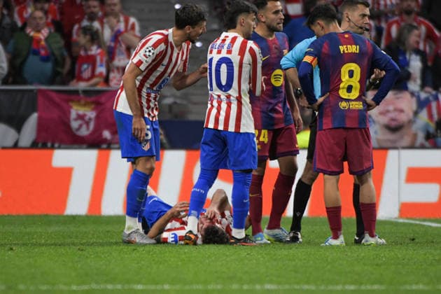 UEFA Champions League Quarter Finals Atletico Madrid v Barcelona Matteo Ruggeri of Atletico de Madrid injured during the UEFA Champions League Quarter Finals match Atletico Madrid vs Barcelona at Riyadh Air Metropolitano, Madrid, Spain on 14 April 2026 (Photo by Samuel Carreno News Images) Madrid Riyadh Air Metropolitano Madrid Spain Copyright: xSamuelxCarreno NewsxImagesx