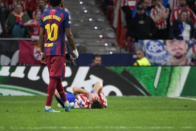 UEFA Champions League Quarter Finals Atletico Madrid v Barcelona Matteo Ruggeri of Atletico de Madrid injured during the UEFA Champions League Quarter Finals match Atletico Madrid vs Barcelona at Riyadh Air Metropolitano, Madrid, Spain on 14 April 2026 (Photo by Samuel Carreno News Images) Madrid Riyadh Air Metropolitano Madrid Spain Copyright: xSamuelxCarreno NewsxImagesx