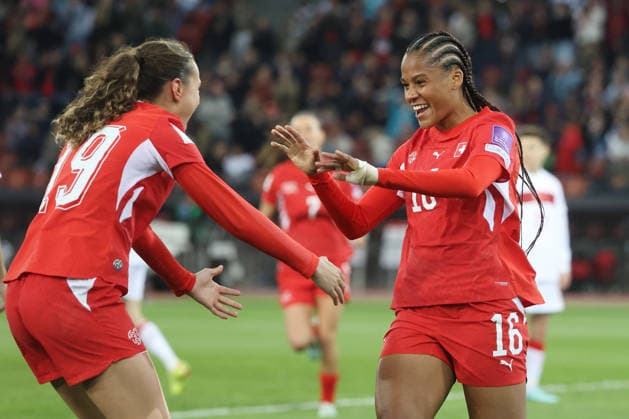 Frauen Schweiz - Tuerkei Torjubel Iman Beney - Aurelie Csillag (Schweiz) 14.04.2026 Stadion Letzigrund Zuerich, SCHWEIZ, Saison 2025 2026 Frauen Fussball Nationalmannschaft WM Qualifikation Schweiz - Tuerkei Torjubel Iman Beney - Aurelie Csillag (Schweiz)