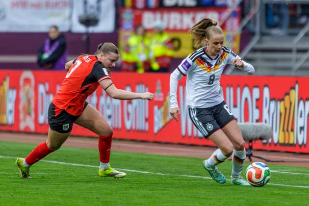 Nürnberg, Deutschland 14. März 2026: Frauen - WM Qualifikation - Deutschland gegen Österreich Im Bild: v. li. im Zweikampf Jennifer Klein (AUT) und Vivien Endemann (GER) DFB regulations prohibit any use of photographs as image sequences and or quasi-video Max-Morlock-Stadion Bayern Copyright: xFotostandx xSchäferx