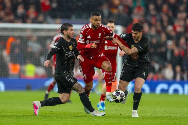 Football - UEFA Champions League - Quarter-Final - 2nd Leg - Liverpool FC v Paris Saint-Germain FC LIVERPOOL, ENGLAND - Tuesday, April 14, 2026: Liverpool s Cody Gakpo is challenged by Paris Saint-Germain s Pedro Fernandez Sarmiento (L) and Lucas Beraldo (R) during the UEFA Champions League Quarter-Final 2nd Leg match between Liverpool FC and Paris Saint-Germain FC at Anfield. (Photo by David Rawcliffe Propaganda) LIVERPOOL Anfield MERSEYSIDE ENGLAND  Copyright: xDavidxRawcliffex P2026-04-14-Liverpool_PSG-120