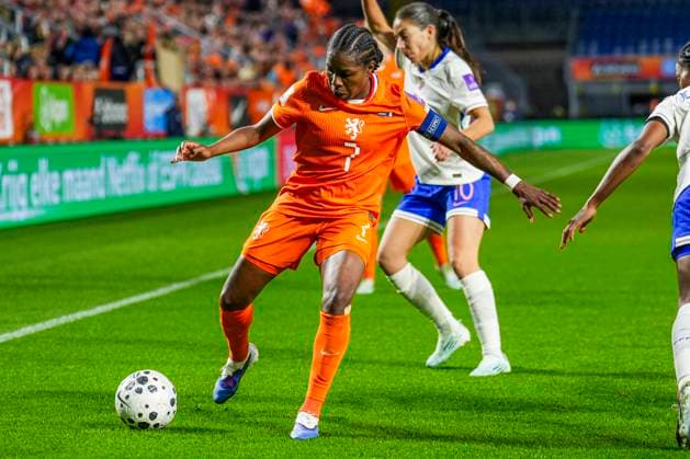 Lineth Beerensteyn of the Netherlands dribbles with the ball Netherlands v France, FIFA Women s World Cup 2027 Qualifier, Netherlands v France, Rat Verlegh Stadion, April 14, 2026, Breda, Netherlands.
