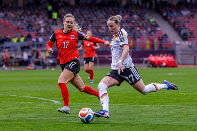 Nürnberg, Deutschland 14. März 2026: Frauen - WM Qualifikation - Deutschland gegen Österreich Im Bild: v. li. im Zweikampf Annabel Schasching (AUT) und Vivien Endemann (GER) DFB regulations prohibit any use of photographs as image sequences and or quasi-video Max-Morlock-Stadion Bayern Copyright: xFotostandx xSchäferx
