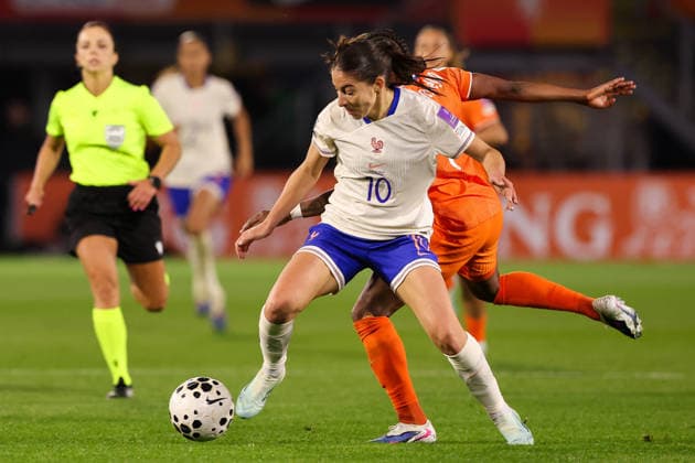 2026-04-14 Netherlands v France - UEFA Women s European Qualifiers - League Phase - Matchday 3 BREDA, NETHERLANDS - APRIL 14: Clara Mateo of France battles for the ball with Lineth Beerensteyn of Netherlands during the UEFA Women s European Qualifiers - League Phase - Matchday 3 match between Netherlands and France at Rat Verlegh Stadion on April 14, 2026 in Breda, Netherlands. Breda Rat Verlegh Stadion Netherlands Content not available for redistribution in The Netherlands directly or indirectly through any third parties. Copyright: xHansxvanxderxValkx
