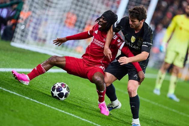 Liverpool FC v Paris Saint-Germain FC - UEFA Champions League 2025 26 Quarter-Final Second Leg LIVERPOOL, ENGLAND - APRIL 14: Jeremie Frimpong of Liverpool FC competes for the ball with Khvicha Kvaratskhelia of Paris Saint-Germain FC during the UEFA Champions League 2025 26 Quarter-Final Second Leg match between Liverpool FC and Paris Saint-Germain FC at Anfield on April 14, 2026 in Liverpool, England. (Photo by Jose Javier Martinez Photo Players Images Magara Press) Liverpool Anfield Stadium England Copyright: xJosexJavierxMartinezx