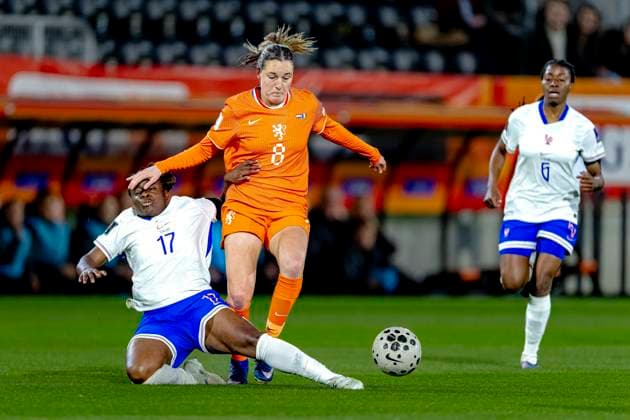 BREDA - France player Sandy Baltimore, Netherlands player Wieke Kaptein during the European qualifying match between the Netherlands and France at Rat Verlegh Stadium on April 14 in Breda, the Netherlands. (Photo by DeFodi Images) -