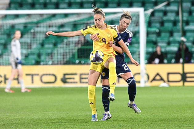 Scotland Women v Belgium Women FIFA Women s World Cup 2027 Qualifier Nicola Docherty of Scotland Women and Tessa Wullaert of Belgium Women battle for the ball during the FIFA Women s World Cup 2027 Qualifier Group H match at Easter Road, Edinburgh 14 04 2026 UK Newspapers OUT Copyright: xJamiexJohnstonx FIL-23286-0183
