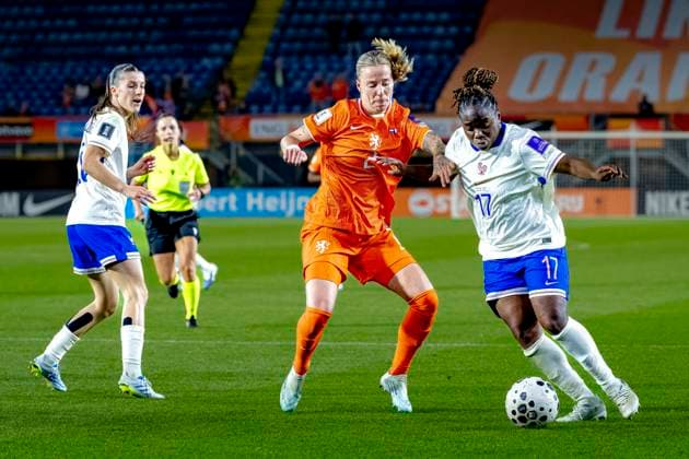 BREDA - Netherlands player Lynn Wilms, France player Sandy Baltimore during the European qualifying match between the Netherlands and France at Rat Verlegh Stadium on April 14 in Breda, the Netherlands. (Photo by DeFodi Images) -
