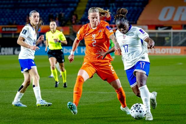 BREDA - Netherlands player Lynn Wilms, France player Sandy Baltimore during the European qualifying match between the Netherlands and France at Rat Verlegh Stadium on April 14 in Breda, the Netherlands. (Photo by DeFodi Images) -