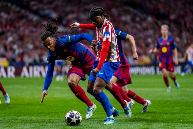 Atletico de Madrid v FC Barcelona, Barca - UEFA Champions League 2025 26 Quarter-Final Second Leg MADRID, SPAIN - APRIL 14: Ademola Lookman of Atletico de Madrid (R) is in action with the ball defended by Jule Kounde of FC Barcelona (L) during the UEFA Champions League 2025 26 Quarter-Final Second Leg match between Atletico de Madrid and FC Barcelona at Estadio Riyadh Air Metropolitano on April 14, 2026 in Madrid, Spain. Madrid Estadio Riyadh Air Metropolitano Madrid Spain Copyright: xAlbertoxGardinx AGardin_20260414_Foot_Champ_Atl_Mad_Bar_35