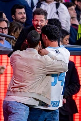 Atletico de Madrid v FC Barcelona, Barca - UEFA Champions League 2025 26 Quarter-Final Second Leg MADRID, SPAIN - APRIL 14: Diego Pablo Simeone, head coach of Atletico de Madrid, celebrates with his players after winning the UEFA Champions League 2025 26 Quarter-Final Second Leg match between Atletico de Madrid and FC Barcelona at Estadio Riyadh Air Metropolitano on April 14, 2026 in Madrid, Spain. Madrid Estadio Riyadh Air Metropolitano Madrid Spain Copyright: xAlbertoxGardinx AGardin_20260414_Foot_Champ_Atl_Mad_Bar_48