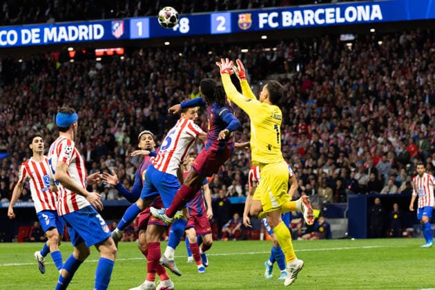 April 14, 2026, Barcelona, Barcelona, Spain: Jules Kounde (L) of FC Barcelona, Barca challenges for the ball with Juan Musso (R) of Juan Musso during the UEFA Champions League Quarter Final second leg match between Atletico de Madrid and FC Barcelona at Riyadh Air Metropolitano on April 14, 2026 in Madrid, Spain. Atletico De Madrid Vs FC Barcelona - UEFA Champions League Quarter Final  - ZUMAs316 20260414_znp_s316_100 Copyright: xMartixSeguraxRamonedax