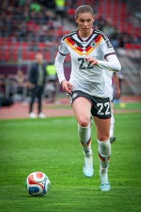Jule Brand 22 (Deutschland) in Aktion, Deutschland vs. Oesterreich, DFB, Fussball, Frauen, Qualifikation zur Frauen-WM, Gruppenphase, Gruppe D, Spieltag 3 von 6, Saison 2025 26, 14.04.2026 Nuernberg Bayern Deutschland