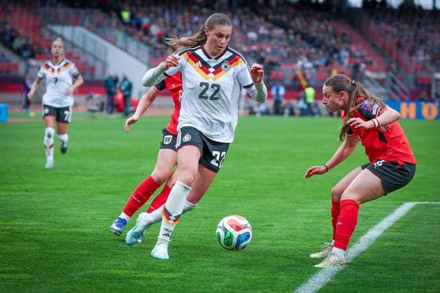 Jule Brand 22 (Deutschland) im Duell mit Chiara D™Angelo 2 (Oesterreich), Aktion, Deutschland vs. Oesterreich, DFB, Fussball, Frauen, Qualifikation zur Frauen-WM, Gruppenphase, Gruppe D, Spieltag 3 von 6, Saison 2025 26, 14.04.2026 Nuernberg Bayern Deutschland