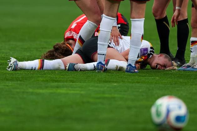 Giulia Gwinn 7 (Deutschland) liegt mit Schmerzen auf de, Boden, nach sie durch ein Foul auf der Schulter gelandet ist, Deutschland vs. Oesterreich, DFB, Fussball, Frauen, Qualifikation zur Frauen-WM, Gruppenphase, Gruppe D, Spieltag 3 von 6, Saison 2025 26, 14.04.2026 Nuernberg Bayern Deutschland
