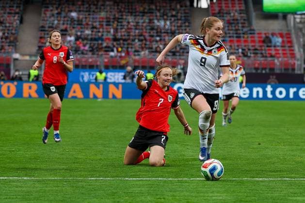 Sjoeke Nuesken 9 (Deutschland) in Aktion gegen Melanie Brunnthaler 7 (Oesterreich), Deutschland vs. Oesterreich, DFB, Fussball, Frauen, Qualifikation zur Frauen-WM, Gruppenphase, Gruppe D, Spieltag 3 von 6, Saison 2025 26, 14.04.2026 Nuernberg Bayern Deutschland