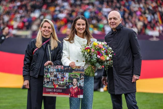GER, Nürnberg, Deutschland vs Österreich, Länderspiel, Fussball, FIFA, Spielzeit 2026 2027, WM-Qualifikation, Max-Morlock-Stadion, 3. Spieltag im Bild: Sara Däbritz wird von Bernd Neuendorf (DFB Präsident) und Nia Künzer (Sportdirektorin Frauen Fußball DFB) verabschiedet, Ehrung nach Rücktritt aus der Nationalmannschaft DFB DFL REGULATIONS PROHIBIT ANY USE OF PHOTOGRAPHS AS IMAGE SEQUENCES AND OR QUASI-VIDEO, 14.04.2026 Copyright: HMBxMedia HendrikxHamelau