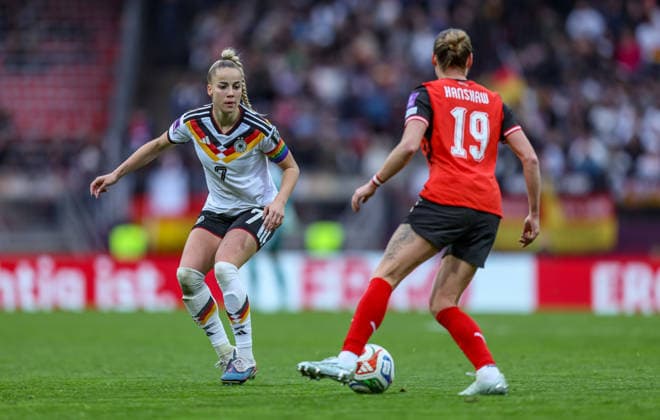 GER, Nürnberg, Deutschland vs Österreich, Länderspiel, Fussball, FIFA, Spielzeit 2026 2027, WM-Qualifikation, Max-Morlock-Stadion, 3. Spieltag im Bild v.l.: Giulia Gwinn (Deutschland Frauen 7), Verena Hanshaw (Österreich 19) DFB DFL REGULATIONS PROHIBIT ANY USE OF PHOTOGRAPHS AS IMAGE SEQUENCES AND OR QUASI-VIDEO, 14.04.2026 Copyright: HMBxMedia HendrikxHamelau