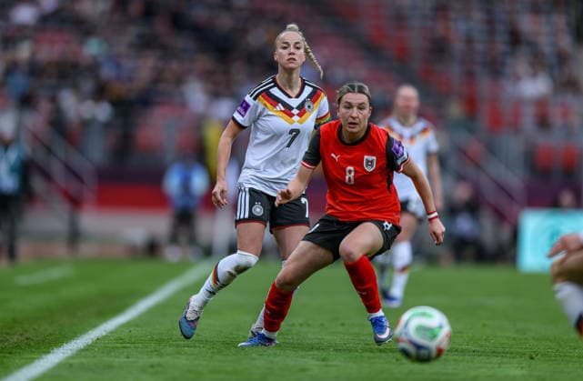 GER, Nürnberg, Deutschland vs Österreich, Länderspiel, Fussball, FIFA, Spielzeit 2026 2027, WM-Qualifikation, Max-Morlock-Stadion, 3. Spieltag im Bild: Giulia Gwinn (Deutschland Frauen 7), Barbara Dunst (Österreich 8) DFB DFL REGULATIONS PROHIBIT ANY USE OF PHOTOGRAPHS AS IMAGE SEQUENCES AND OR QUASI-VIDEO, 14.04.2026 Copyright: HMBxMedia HendrikxHamelau
