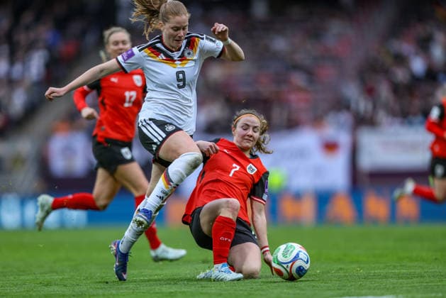 GER, Nürnberg, Deutschland vs Österreich, Länderspiel, Fussball, FIFA, Spielzeit 2026 2027, WM-Qualifikation, Max-Morlock-Stadion, 3. Spieltag im Bild v.l.: Sjoeke Nüsken (Deutschland Frauen 9), Melanie Brunnthaler (Österreich 7) DFB DFL REGULATIONS PROHIBIT ANY USE OF PHOTOGRAPHS AS IMAGE SEQUENCES AND OR QUASI-VIDEO, 14.04.2026 Copyright: HMBxMedia HendrikxHamelau
