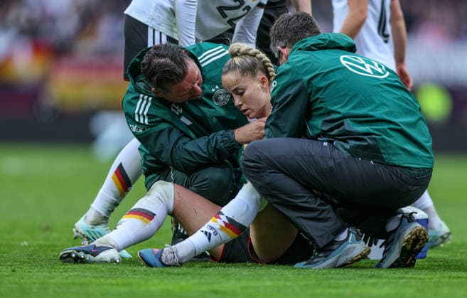 GER, Nürnberg, Deutschland vs Österreich, Länderspiel, Fussball, FIFA, Spielzeit 2026 2027, WM-Qualifikation, Max-Morlock-Stadion, 3. Spieltag im Bild: Verletzung bei Giulia Gwinn (Deutschland Frauen 7) DFB DFL REGULATIONS PROHIBIT ANY USE OF PHOTOGRAPHS AS IMAGE SEQUENCES AND OR QUASI-VIDEO, 14.04.2026 Copyright: HMBxMedia HendrikxHamelau