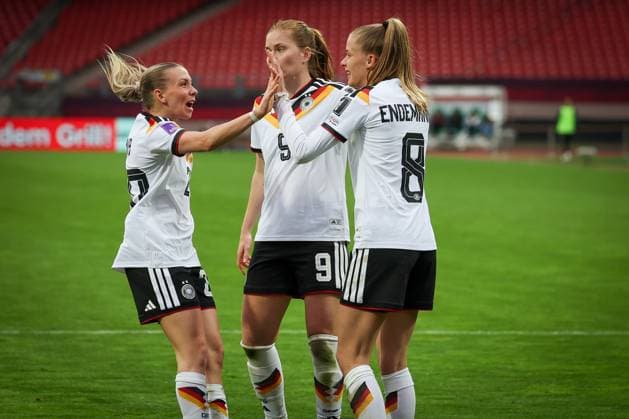 Elisa Senss 20 (Deutschland), links, Sjoeke Nuesken 9 (Deutschland), MItte, gratulieren Vivien Endemann 8 (Deutschland) zu ihrem Tor zum 2:0, Deutschland vs. Oesterreich, DFB, Fussball, Frauen, Qualifikation zur Frauen-WM, Gruppenphase, Gruppe D, Spieltag 3 von 6, Saison 2025 26, 14.04.2026 Nuernberg Bayern Deutschland