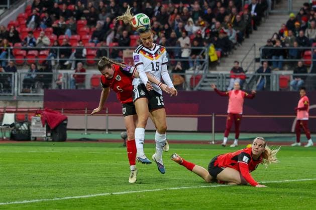 Selina Cerci 15 (Deutschland) setzt sich mit einem Kopfball gegen Claudia Wengner 5 (Oesterreich) durch, Aktion, Deutschland vs. Oesterreich, DFB, Fussball, Frauen, Qualifikation zur Frauen-WM, Gruppenphase, Gruppe D, Spieltag 3 von 6, Saison 2025 26, 14.04.2026 Nuernberg Bayern Deutschland