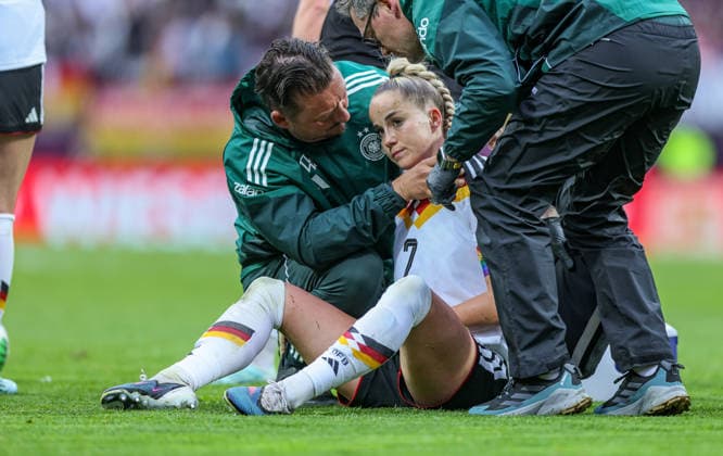 GER, Nürnberg, Deutschland vs Österreich, Länderspiel, Fussball, FIFA, Spielzeit 2026 2027, WM-Qualifikation, Max-Morlock-Stadion, 3. Spieltag im Bild: Verletzung bei Giulia Gwinn (Deutschland Frauen 7) DFB DFL REGULATIONS PROHIBIT ANY USE OF PHOTOGRAPHS AS IMAGE SEQUENCES AND OR QUASI-VIDEO, 14.04.2026 *** GER, Nuremberg, Germany vs Austria, International match, Football, FIFA, 2026 2027 season, World Cup Qualification, Max Morlock Stadium, 3 Matchday in picture Injury to Giulia Gwinn Germany Women 7 DFB DFL REGULATIONS PROHIBIT ANY USE OF PHOTOGRAPHS AS IMAGE SEQUENCES AND OR QUASI VIDEO, 14 04 2026 Copyright: HMBxMedia HendrikxHamelau