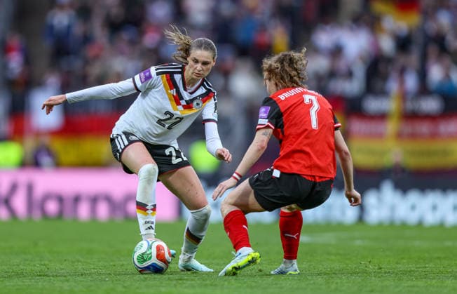 GER, Nürnberg, Deutschland vs Österreich, Länderspiel, Fussball, FIFA, Spielzeit 2026 2027, WM-Qualifikation, Max-Morlock-Stadion, 3. Spieltag im Bild v.l.: Jule Brand (Deutschland Frauen 22), Melanie Brunnthaler (Österreich 7) DFB DFL REGULATIONS PROHIBIT ANY USE OF PHOTOGRAPHS AS IMAGE SEQUENCES AND OR QUASI-VIDEO, 14.04.2026 Copyright: HMBxMedia HendrikxHamelau