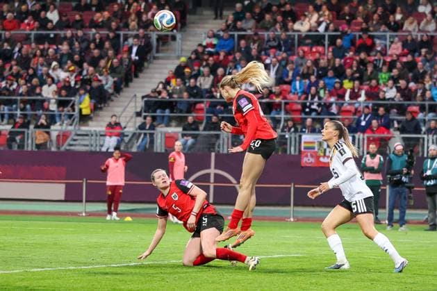 Louise Schoeffel 20 (Oesterreich) in Aktion gegen Selina Cerci 15 (Deutschland), Kopfball, Deutschland vs. Oesterreich, DFB, Fussball, Frauen, Qualifikation zur Frauen-WM, Gruppenphase, Gruppe D, Spieltag 3 von 6, Saison 2025 26, 14.04.2026 Nuernberg Bayern Deutschland