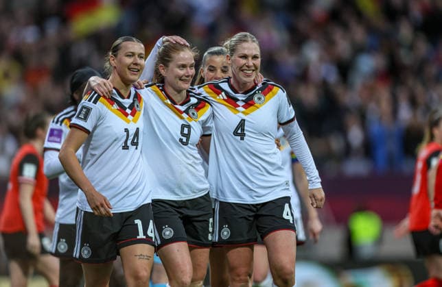 GER, Nürnberg, Deutschland vs Österreich, Länderspiel, Fussball, FIFA, Spielzeit 2026 2027, WM-Qualifikation, Max-Morlock-Stadion, 3. Spieltag im Bild: Sjoeke Nüsken (Deutschland Frauen 9), Tor, Jubel und Freude, Emotionen, Rebecca Knaak (Deutschland Frauen 4) DFB DFL REGULATIONS PROHIBIT ANY USE OF PHOTOGRAPHS AS IMAGE SEQUENCES AND OR QUASI-VIDEO, 14.04.2026 Copyright: HMBxMedia HendrikxHamelau
