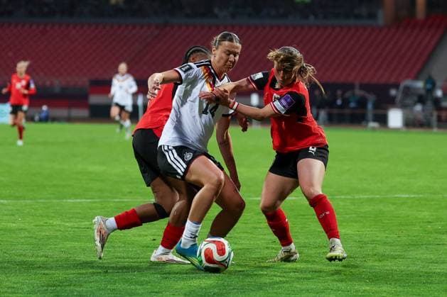 Larissa Muehlhaus 14 (Deutschland) im Duell mit zwei oesterreichischen Spielerinnen, Deutschland vs. Oesterreich, DFB, Fussball, Frauen, Qualifikation zur Frauen-WM, Gruppenphase, Gruppe D, Spieltag 3 von 6, Saison 2025 26, 14.04.2026 Nuernberg Bayern Deutschland