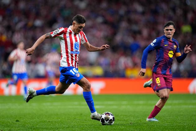 April 14, 2026, Madrid, Madrid, Spain: Nahuel Molina of Atletico de Madrid runs with the ball during the UEFA Champions League 2025 26 Quarter-Final Second Leg match between Atletico de Madrid and FC Barcelona, Barca at Riyadh Air Metropolitano on April 14, 2026, in Madrid, Spain. Madrid Spain - ZUMAa181 20260414_zaa_a181_397 Copyright: xDennisxAgyemanx