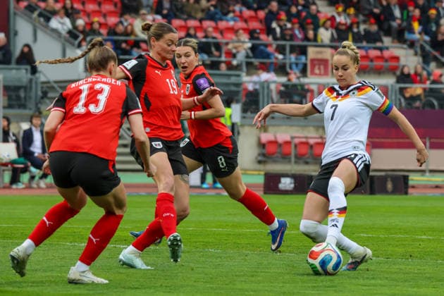Nürnberg, Deutschland 14. April 2026: WM-Qualifikationsspiel - Deutschland vs. Österreich Im Bild: v.li. Virginia Kirchberger (Österreich), Verena Hanshaw (Österreich), Barbara Dunst (Österreich) und Giulia Gwinn (Deutschland) Copyright: HMBxMedia MadeleinexFantini