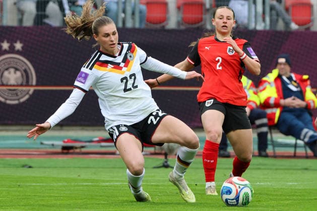 Nürnberg, Deutschland 14. April 2026: WM-Qualifikationsspiel - Deutschland vs. Österreich Im Bild: v.li. im Zweikampf Jule Brand (Deutschland) und Chiara D™Angelo (Österreich) Copyright: HMBxMedia MadeleinexFantini