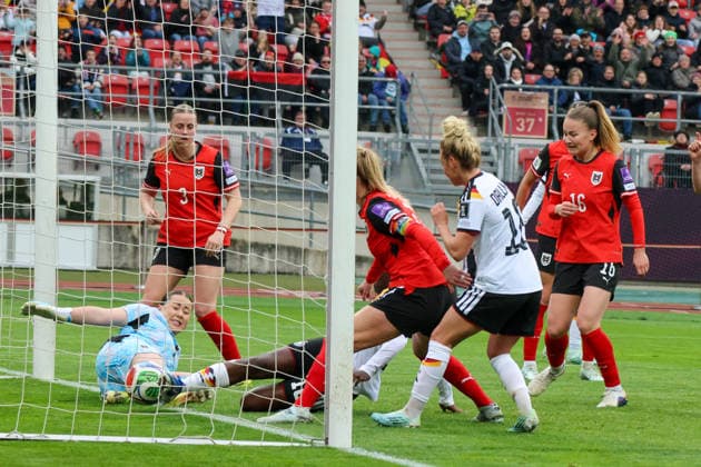 Nürnberg, Deutschland 14. April 2026: WM-Qualifikationsspiel - Deutschland vs. Österreich Im Bild: v.li. die Dritte Torschützin Nicole Anyomi (Deutschland), teilweise verdeckt, macht das Tor zum 1:0 für Deutschland Copyright: HMBxMedia MadeleinexFantini