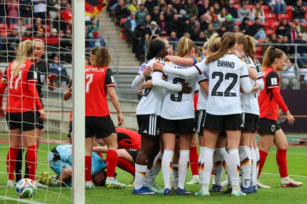Nürnberg, Deutschland 14. April 2026: WM-Qualifikationsspiel - Deutschland vs. Österreich Im Bild: v.li. die Dritte Torschützin Nicole Anyomi (Deutschland) macht das Tor zum 1:0 für Deutschland und jubelt mit ihren Mannschaftskolleginnen Copyright: HMBxMedia MadeleinexFantini