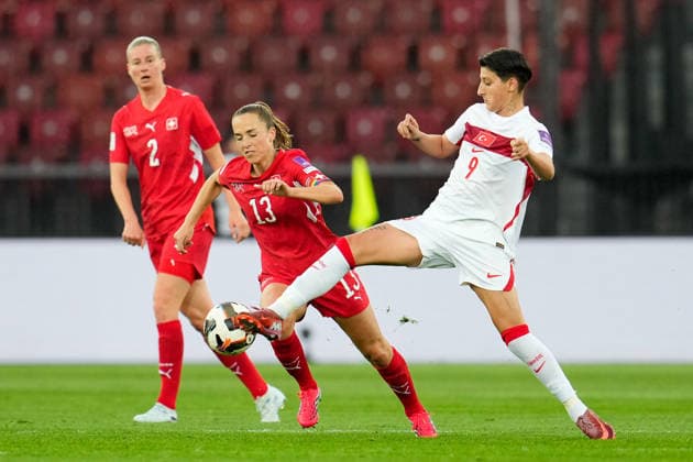 CALCIO - FIFA Mondiali - Women s Qualifiers - Switzerland vs Turkey Julia Stierli 2 (Switzerland), Lia Waelti 13 (Switzerland), and Kader Hancar 9 (Turkiye) during Women s Qualifiers - Switzerland vs Turkey , FIFA World Cup, WM, Weltmeisterschaft, Fussball match in Zurich, Switzerland, April 14 2026 Zurich Switzerland  Copyright: xIPAxSport ABACAx